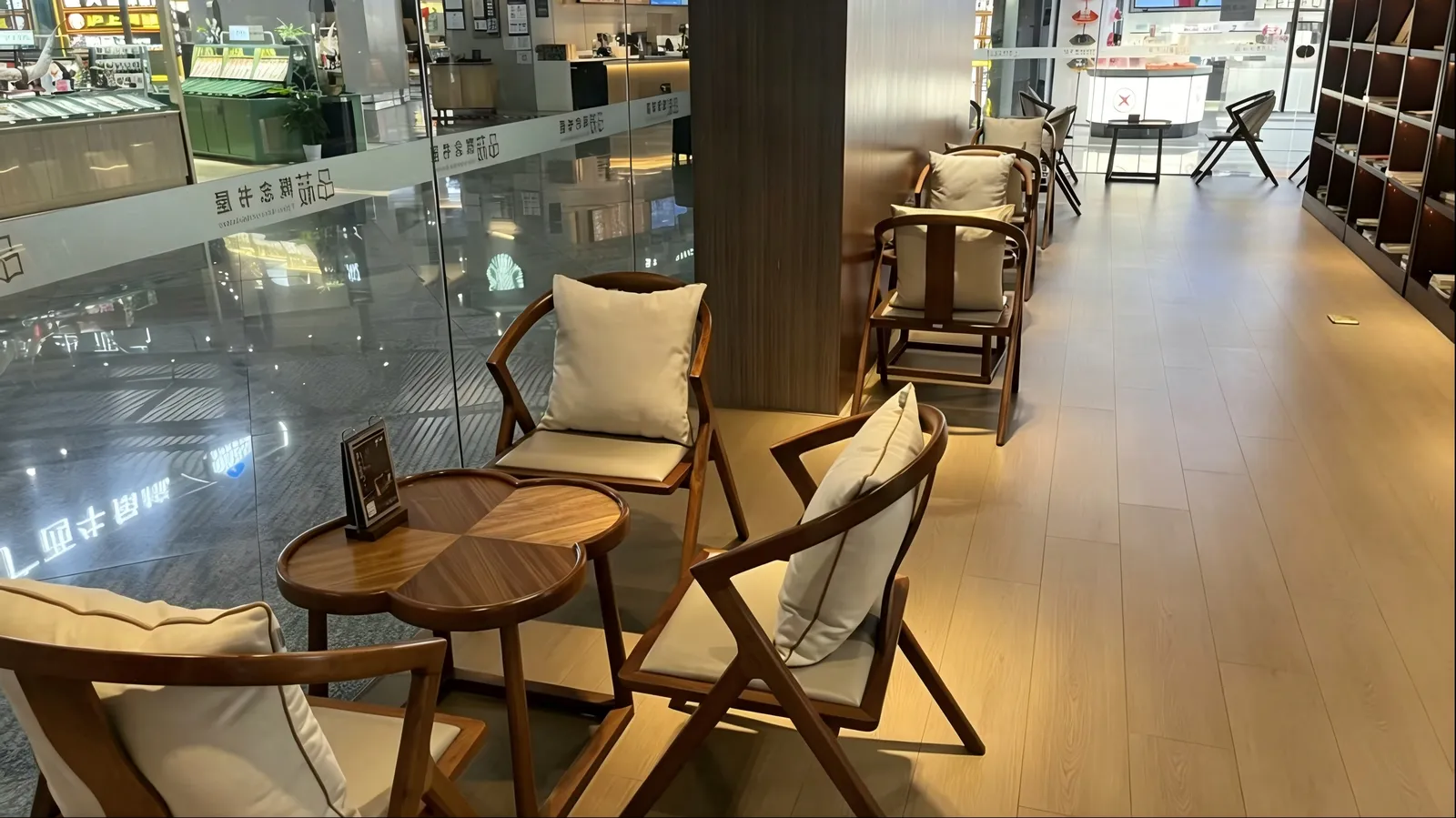Concept Bookstore Waiting Room (T2 Dom), Наньнин Усюй: фото 2 из 3