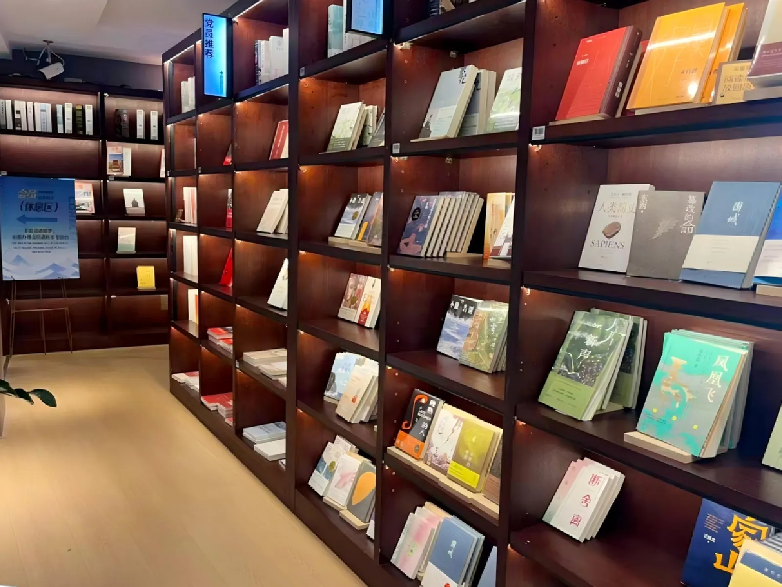 Concept Bookstore Waiting Room (T2 Dom), Наньнин Усюй: фото 3 из 3