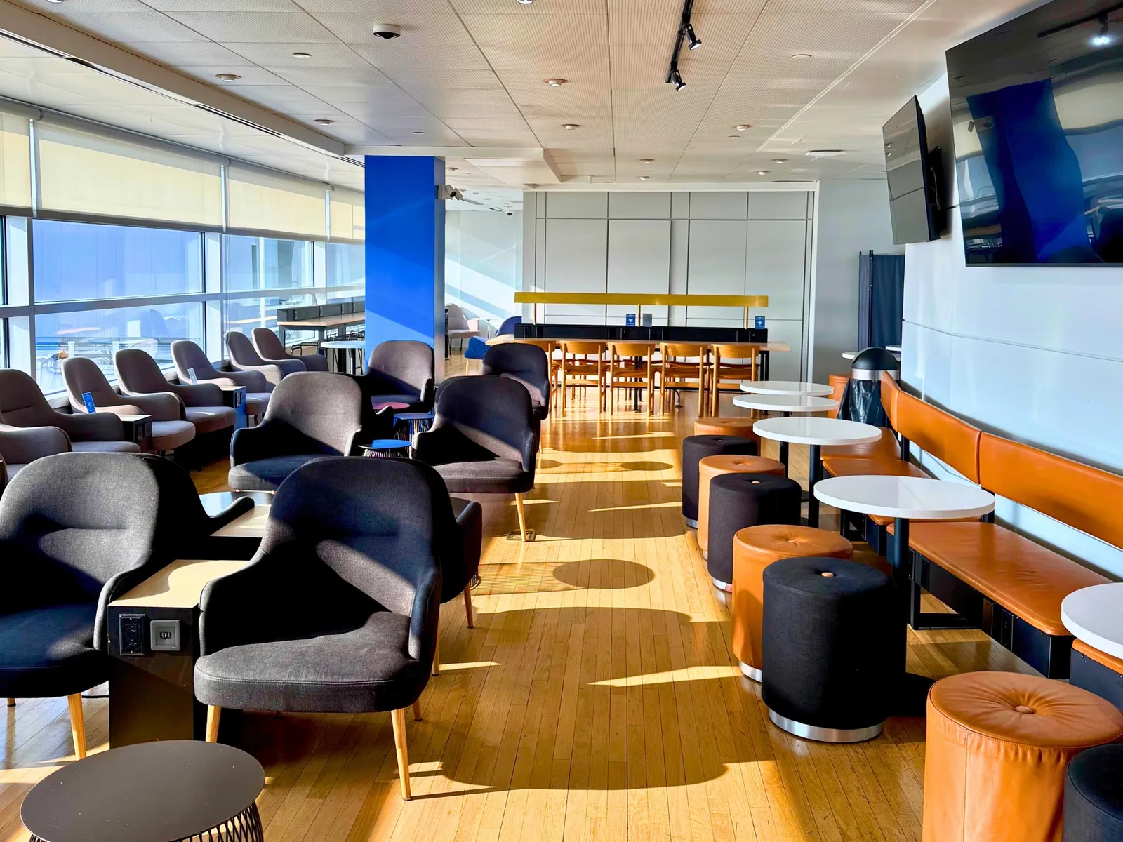 Wingtips Lounge Chicago, О’Хара: фото 2 из 3