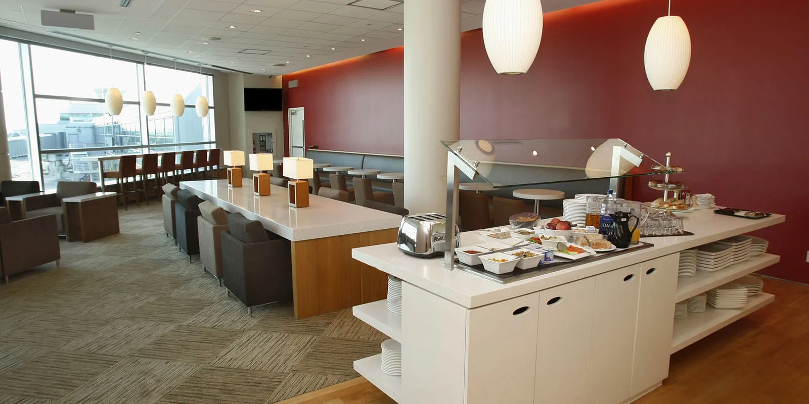 Plaza Premium Lounge, Аэропорт Торонто имени Лестера Б. Пирсона: фото 2 из 3