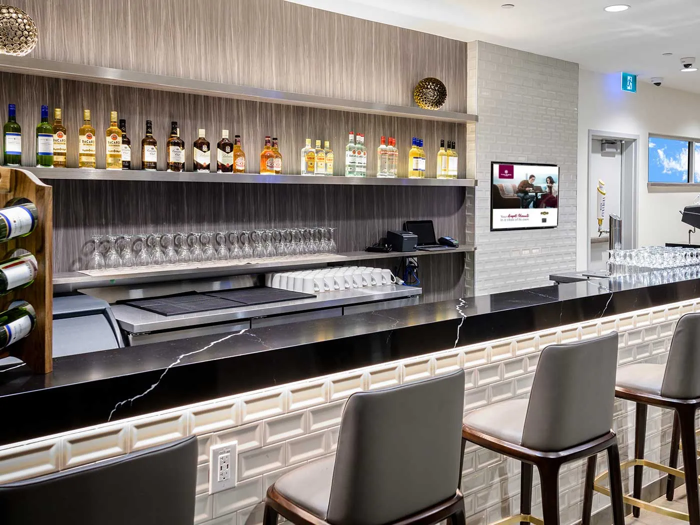 Plaza Premium Lounge (US Transborder), Аэропорт Торонто имени Лестера Б. Пирсона: фото 2 из 2
